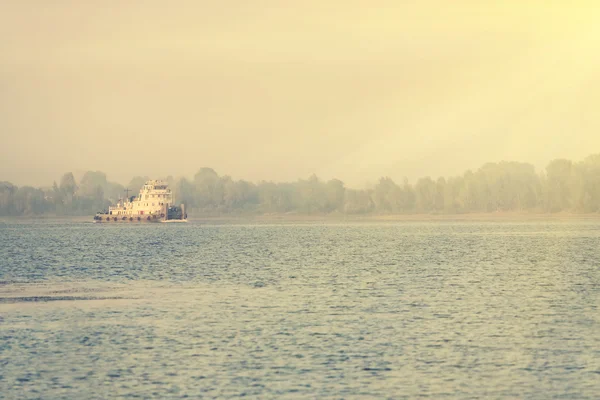 Grande rivière pittoresque avec bateau — Photo