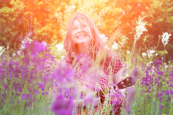 Ragazza sul prato con ukulele — Foto Stock