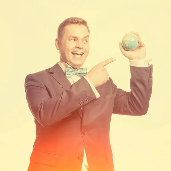 Hombre divertido sosteniendo pequeño globo — Foto de Stock