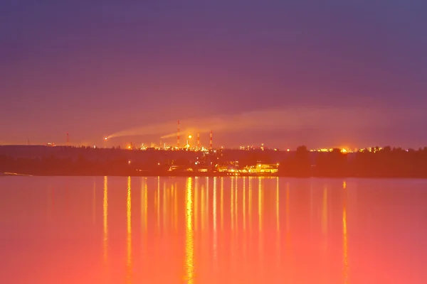 Nave con luces en el río por la noche — Foto de Stock