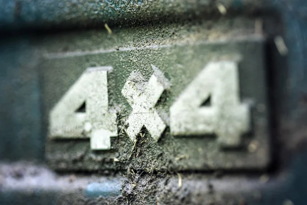 Dört tekerlekten çekiş, kirli etiket