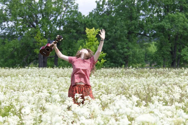 Chica en el prado con ukelele — Foto de Stock