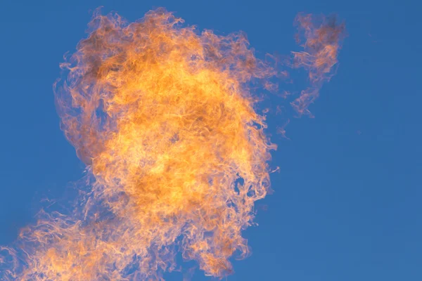 Flames against the blue sky — Stock Photo, Image