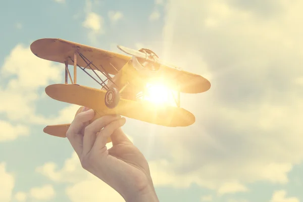 Modelo amarillo de avión retro —  Fotos de Stock