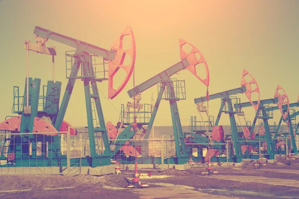 Красочные маятники на нефтеперекачивающей станции — стоковое фото