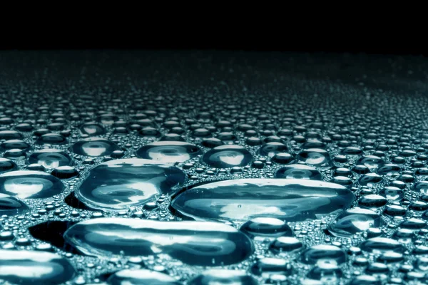 Вода падає на поліровану металеву поверхню — стокове фото