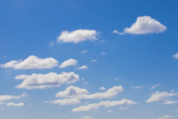 Witte wolken in blauwe, heldere hemel — Stockfoto
