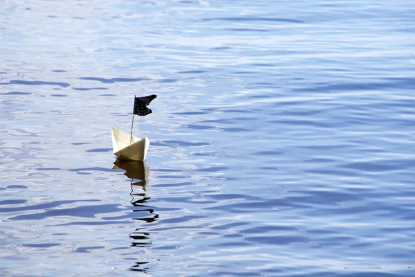 水の上のフラグと紙の船 — ストック写真