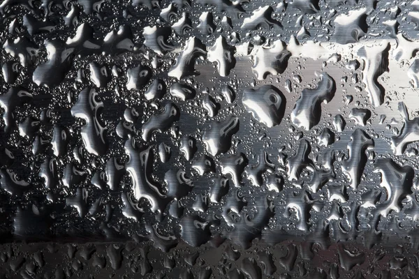 Gotas de água na superfície de metal polido — Fotografia de Stock