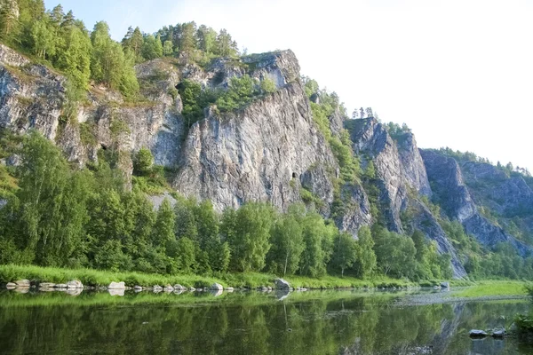 Большая спокойная река с живописными скалами — стоковое фото