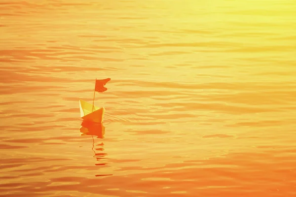 Bateau en papier avec drapeau sur l'eau — Photo