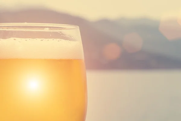 Glas bier met zee op de achtergrond — Stockfoto