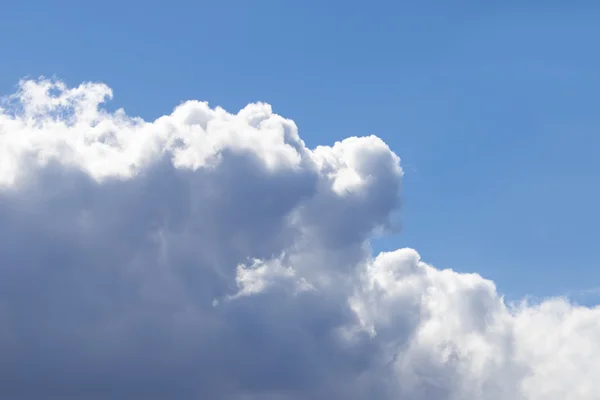 Nubes blancas y esponjosas en el cielo azul — Foto de Stock