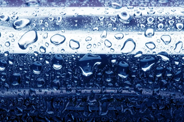 Gouttes d'eau sur la surface métallique bleue — Photo