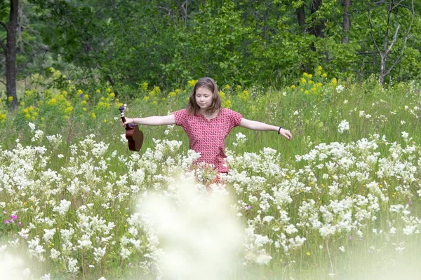 Chica en el prado con ukelele — Foto de Stock
