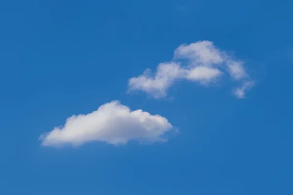 Λευκά σύννεφα με μπλε, καθαρό ουρανό — Φωτογραφία Αρχείου