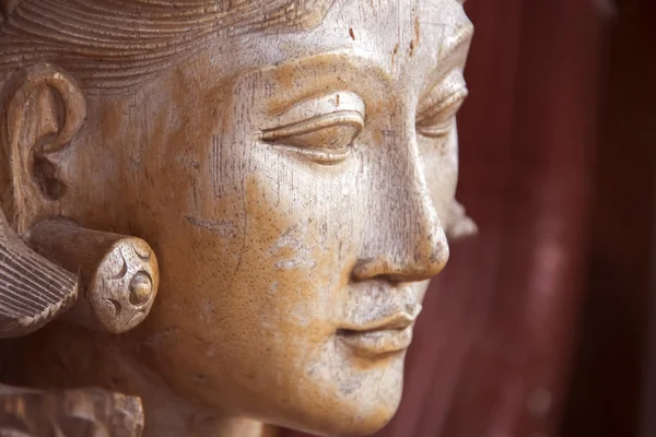 Escultura oriental de mujer hermosa —  Fotos de Stock