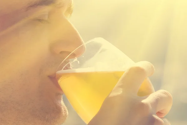 Jonge man genieten van frosty bier — Stockfoto