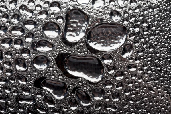 Gotas de água na superfície de metal polido — Fotografia de Stock