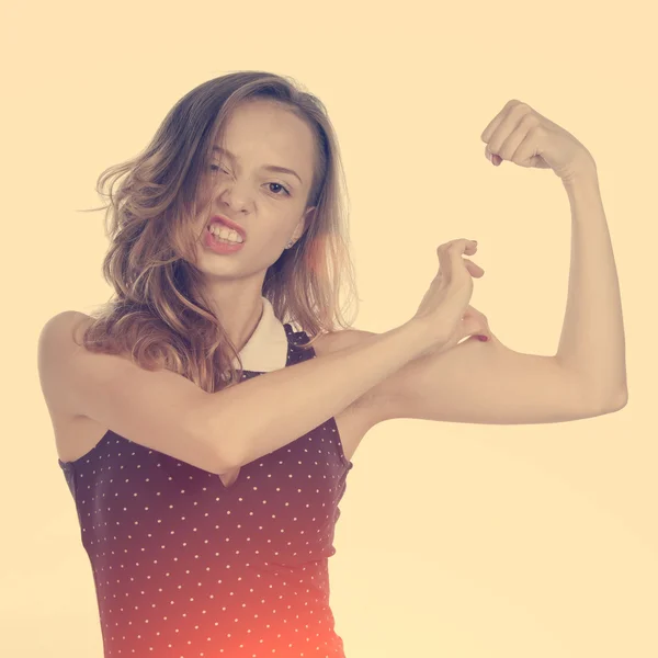 Привлекательная женщина показывает свои мускулы — стоковое фото