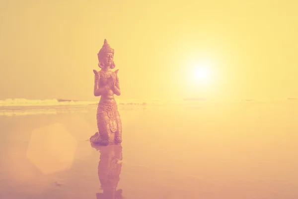 Estátua de Buda em litoral arenoso — Fotografia de Stock