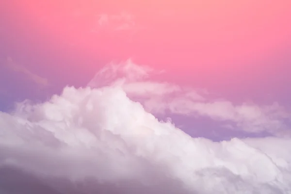 푸른 하늘에 뿌연 하얀 솜털 구름 — 스톡 사진