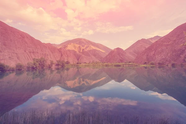 Malebné horské jezero — Stock fotografie