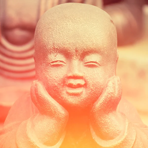 Friedliche kleine Buddha-Skulptur — Stockfoto