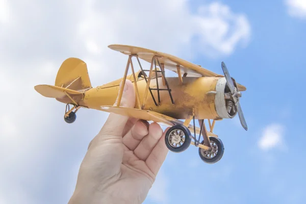 Modelo amarillo de avión retro —  Fotos de Stock