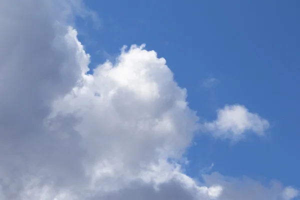 Céu ensolarado com nuvens pitorescas — Fotografia de Stock