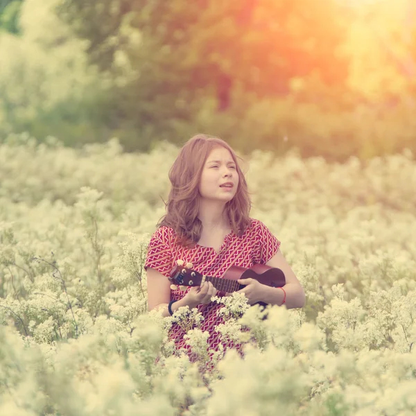 Menina no prado com ukulele — Fotografia de Stock