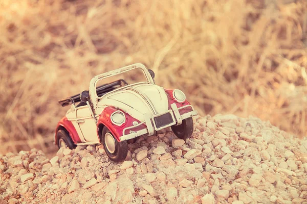 Carro de brinquedo vermelho e branco — Fotografia de Stock