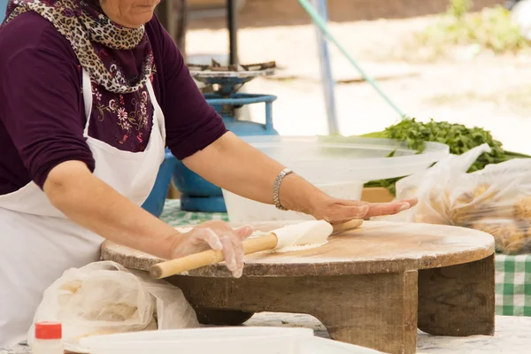 Mulher preparando doces tradicionais — Fotografia de Stock