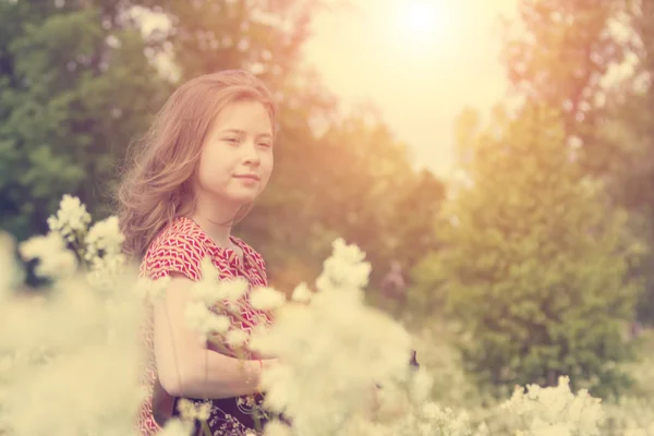 Ragazza sul prato con ukulele — Foto Stock