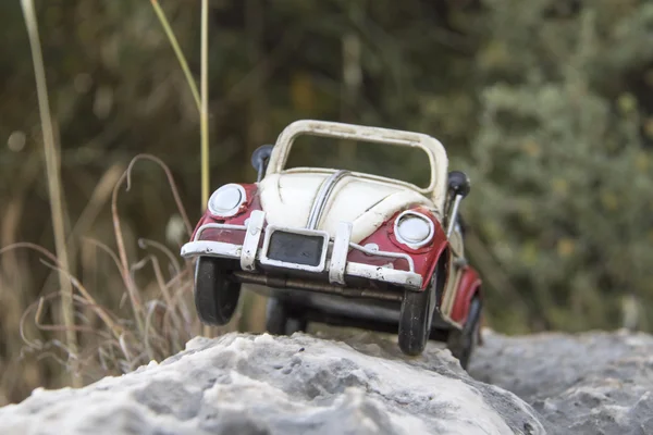 빨간색과 흰색 장난감 자동차 — 스톡 사진