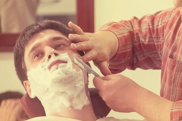 Jonge knappe man in beauty salon — Stockfoto