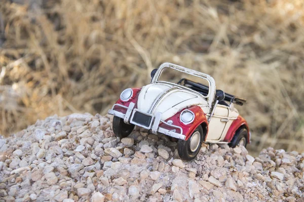 Coche de juguete rojo y blanco — Foto de Stock