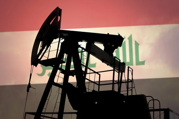 Oljepump med flagga Irak — Stockfoto
