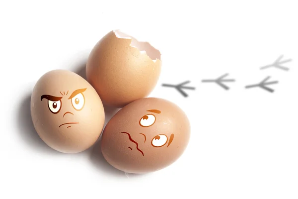 Cascas de ovo com rostos de rabiscos pintados — Fotografia de Stock