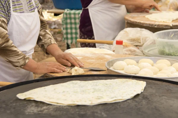 Donna che prepara dolci tradizionali — Foto Stock