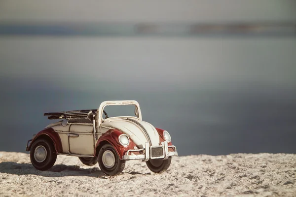 Красно-белый игрушечный автомобиль — стоковое фото