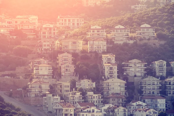 Città mediterranea con case bianche sulle colline — Foto Stock