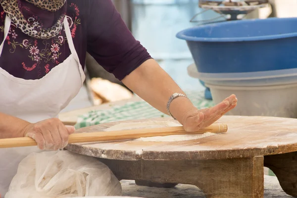 Mulher preparando doces tradicionais — Fotografia de Stock