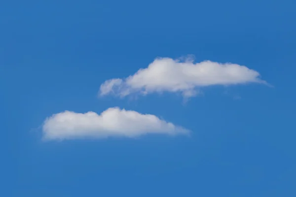 Weiße Wolken in blauem, klaren Himmel — Stockfoto