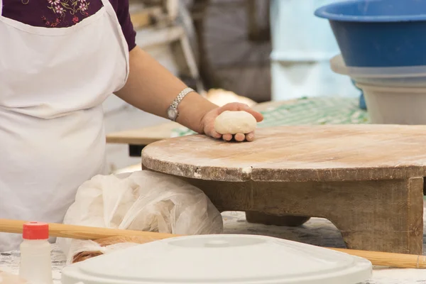 Mulher preparando doces tradicionais — Fotografia de Stock