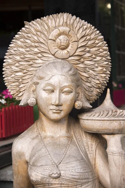 Escultura oriental de mujer hermosa —  Fotos de Stock