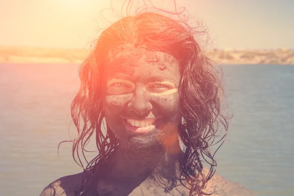 Sourire jeune fille avec de la boue curative — Photo