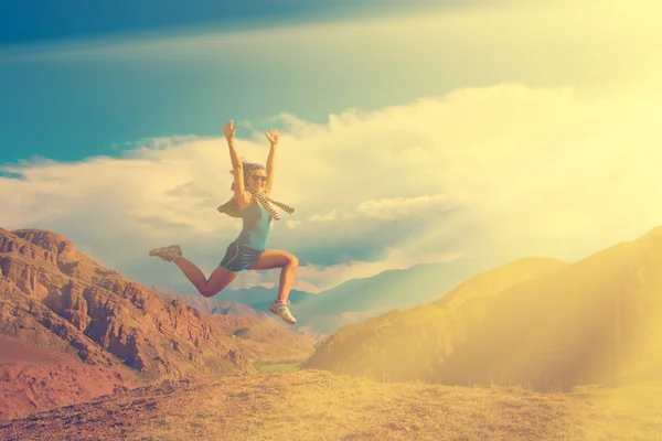 幸せな女の子の岩の上にジャンプ — ストック写真