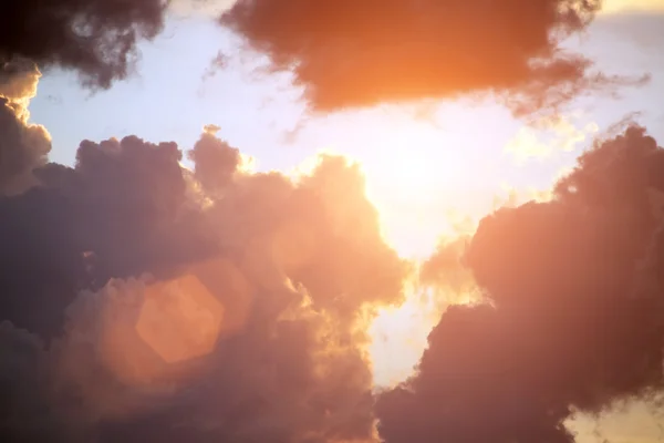 Sonnige Himmelslandschaft mit malerischen Wolken — Stockfoto