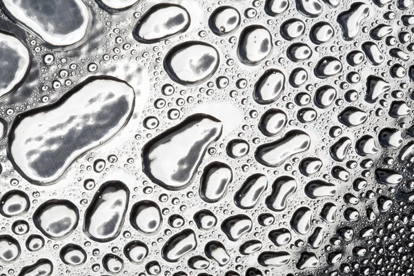 Gouttes d'eau sur la surface en métal poli — Photo